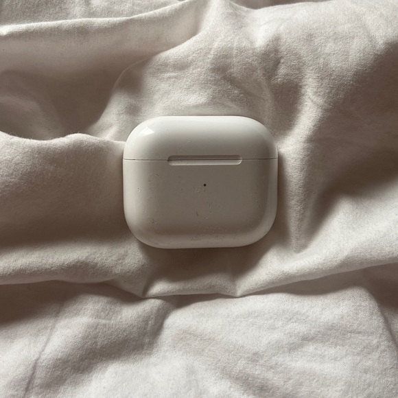 Apple 1st generation AirPods - Picture 1 of 5
